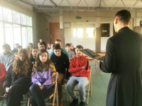 Spotkanie uczniów liceum z ks. Pawłem Jasiną SChr